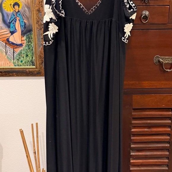 Soma elegant 2 piece embroidered black and white gown & robe set. - Picture 5 of 9